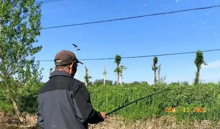 坐拥3600万抖音粉丝，深耕垂钓领域二十余年、斩获无数赛事冠军的“国民钓王”邓刚