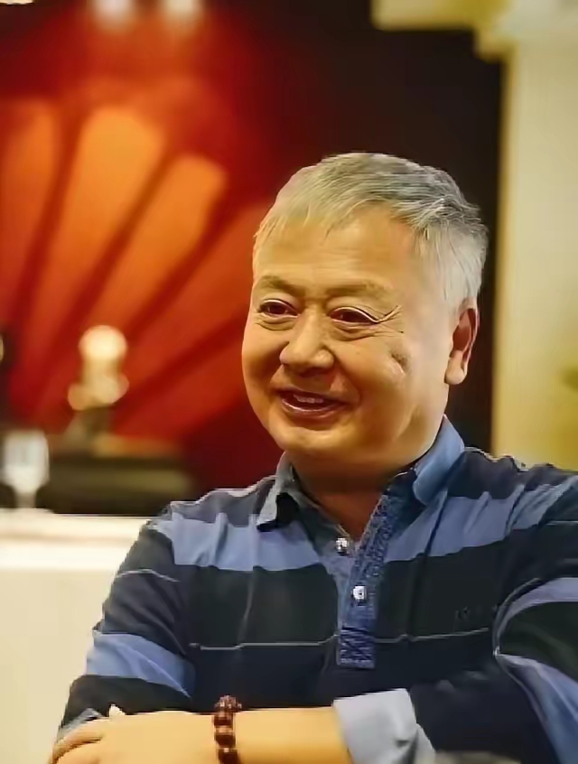 陈毅的儿子陈丹淮上初中时，老师拿着照片指着陈毅的照片问：“这是你父亲吧？”陈丹淮支支吾吾的回答说：“不是。”

那个说“不是”的孩子

陈丹淮上初中时，老师拿着报纸上陈毅的照片问他：“这是你父亲吧？”他支支吾吾地回答：“不是。”

这个场景在今天看来几乎不可理解。一个孩子，面对老师指着自己亲生父亲的
