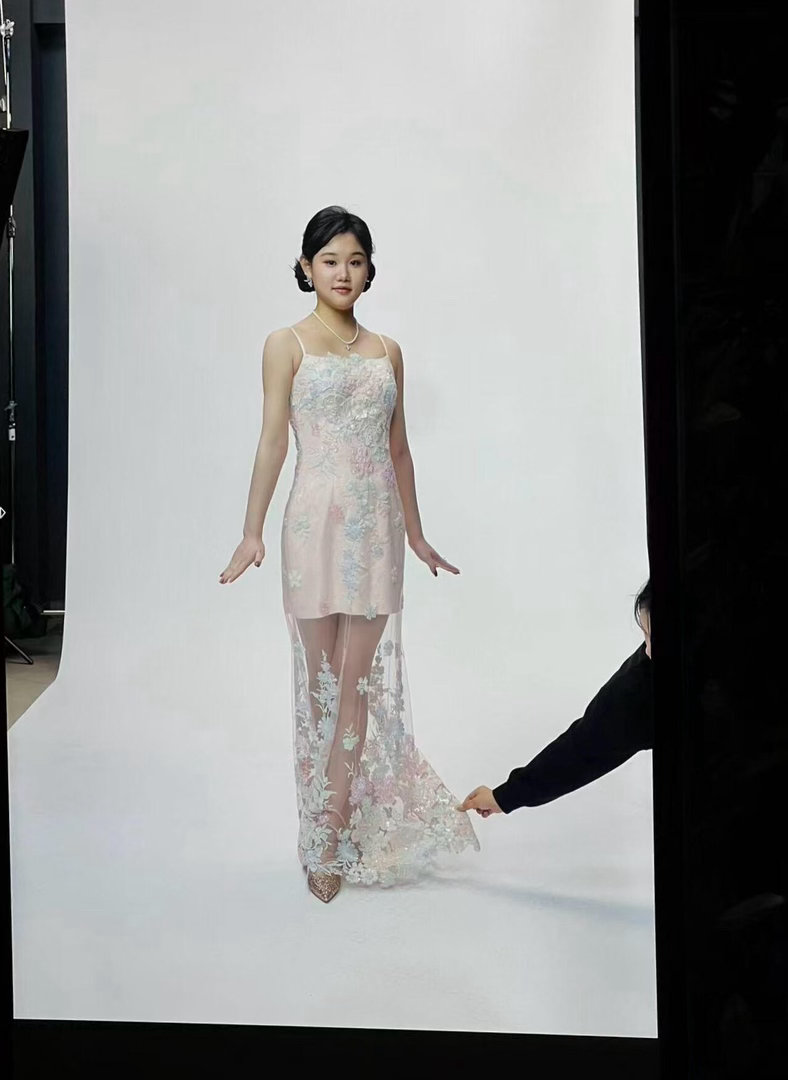 #张家齐替妈妈向路人道歉#面对外界对于母女相处的讨论，张家齐依旧保持平和，待人处事从容有度 ​