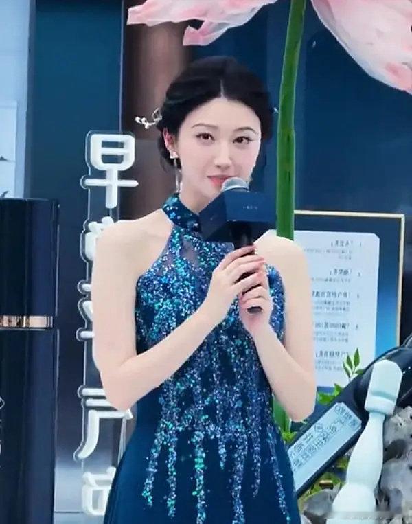 风波后首露面！景甜杭州线下活动惊艳全场，墨绿色旗袍气质拉满 ​​​