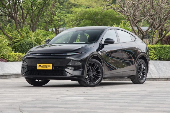 🔥小鹏G6｜20万内800V轿跑SUV，价格权益一次性讲清楚✨
2026款小鹏G6官方指导价：
✅纯电625 Max科技版：17.68万
✅纯电625 Max旗舰版：18.68万
✅超级增程1704 Max：18.68万
纯电/增程双版本可选，增程CLTC综合续航1704km，没有里程焦虑！800V高压平台，快充10分钟补能几百公里🚗
💥当下下定限时权益👇
▪️金融方案：2年0息 / 3-5年低息，或者3000元选装抵扣券，二选一
▪️置换补贴：本品置换至高5000元，外品牌置换至高3000元
▪️老车主复购福利：每年1500度免费电卡，连续6年
▪️质保：整车5年/12万公里，三电8年/16万公里
▪️交付礼：原厂簇绒脚垫等
轿跑溜背造型、大空间、标配VLA智驾，家用通勤都合适！