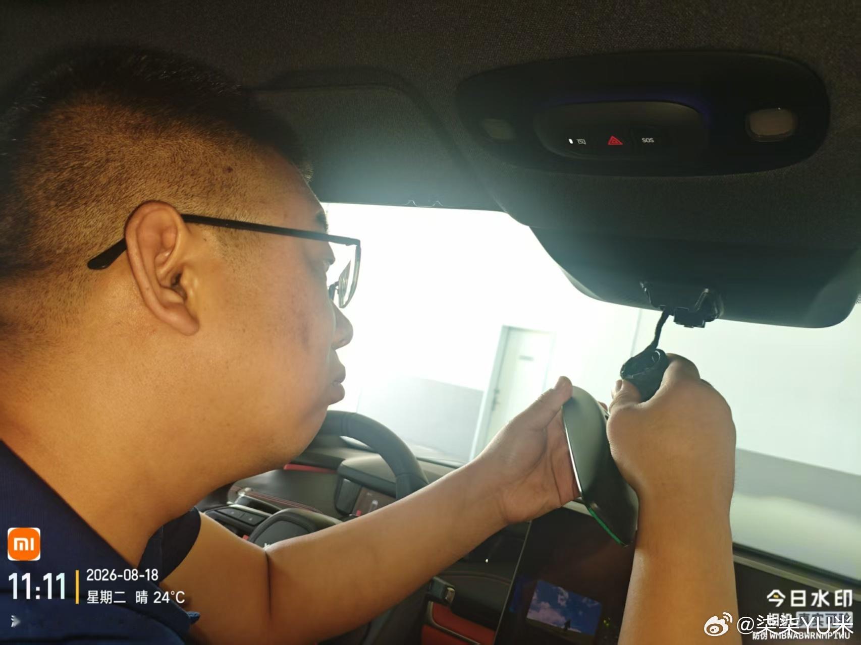 谁懂西北车主的快乐🥳

甘肃地理位置特殊，狭且长，当初考虑买小米汽车的时候，唯一顾虑就是日后的维修保养。
但是！我们兰州小米汽车服务团队给了我很大的惊喜，他们居然专程来到嘉峪关、酒泉上门为当地小米车主维保！
我不再需要跨越700公里长途跑门店，在家门口就完成了保养与全车安全检测，还帮 ​