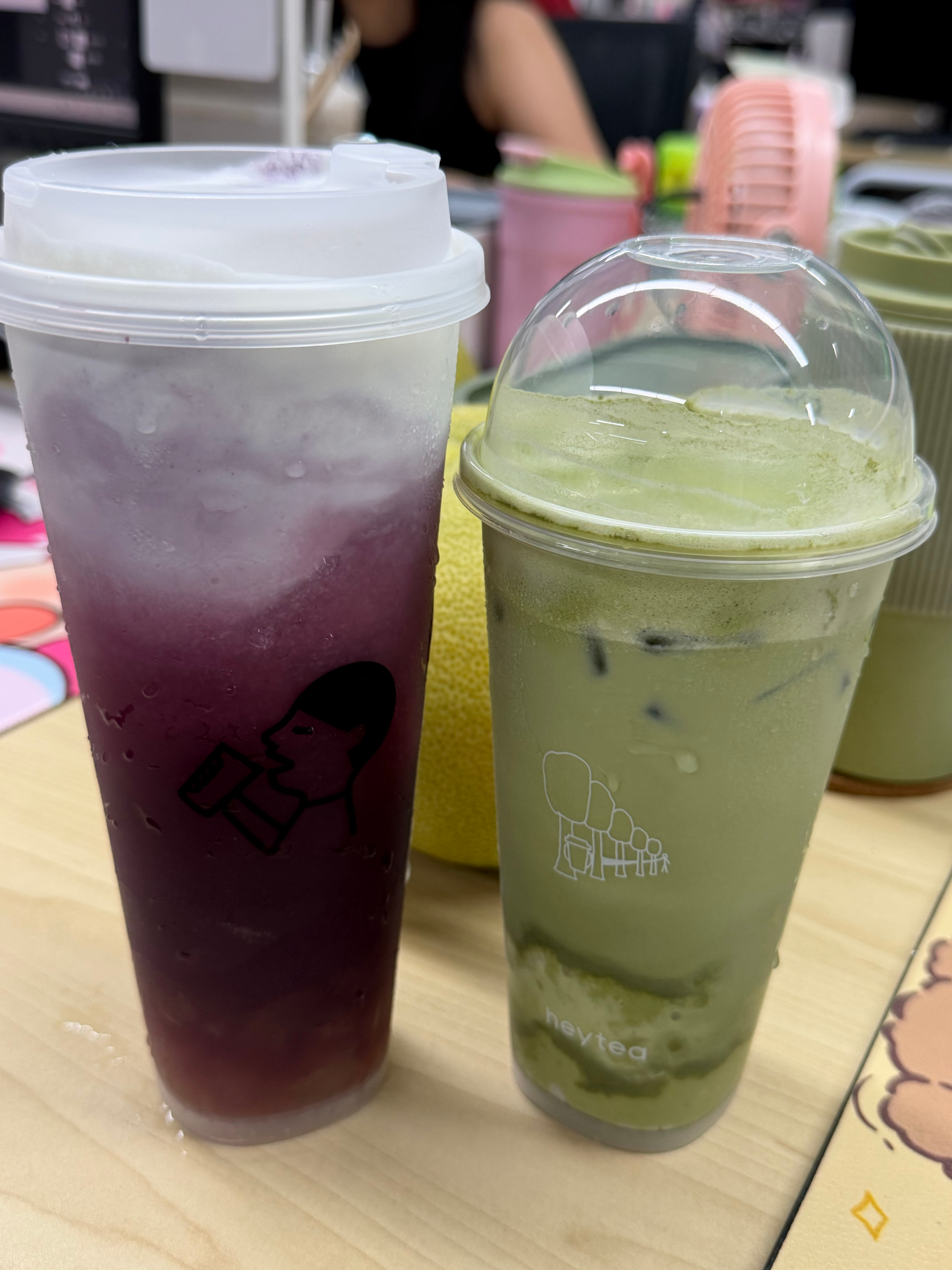 国庆节 假期愉快！假期第一天，结果下雨了🌧️闷热好几天，下点雨舒服点，早餐吃个花生馅炸枣，花生馅不多，水煮蛋，猕猴桃，美式，昨晚回家吃个客家饭，下午经理请喜茶，水果。我的美食日记