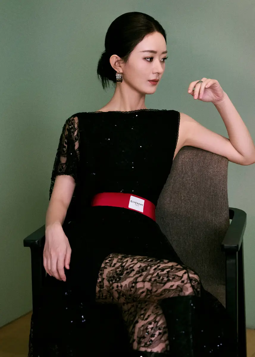 赵丽颖穿黑色蕾丝长裙秒变高冷御姐 戴金属耳环摩登时髦。19日，赵丽颖最...