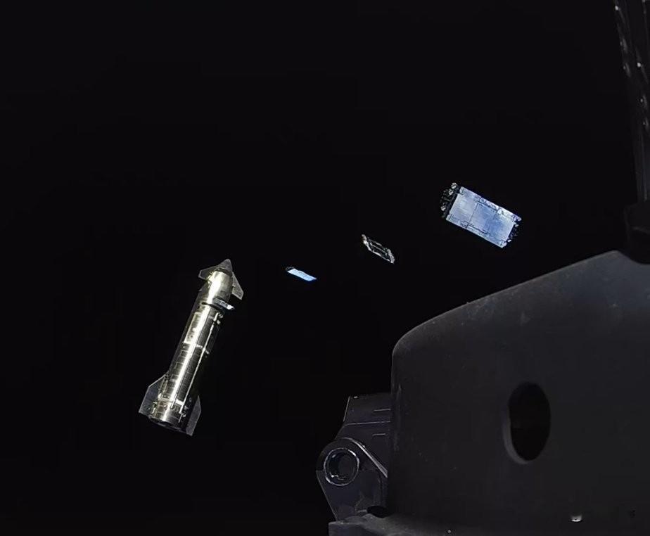 SpaceX的V3激光网络有一个非常实用的场景：“轨道边缘计算”:
1.卫星🛰️摄像头采集数据
2.交给starmind GPU进行AI分析
3.将分析好的数据通过V3激光链路网络传给地面。
这样的好处就是计算更加靠近数据。