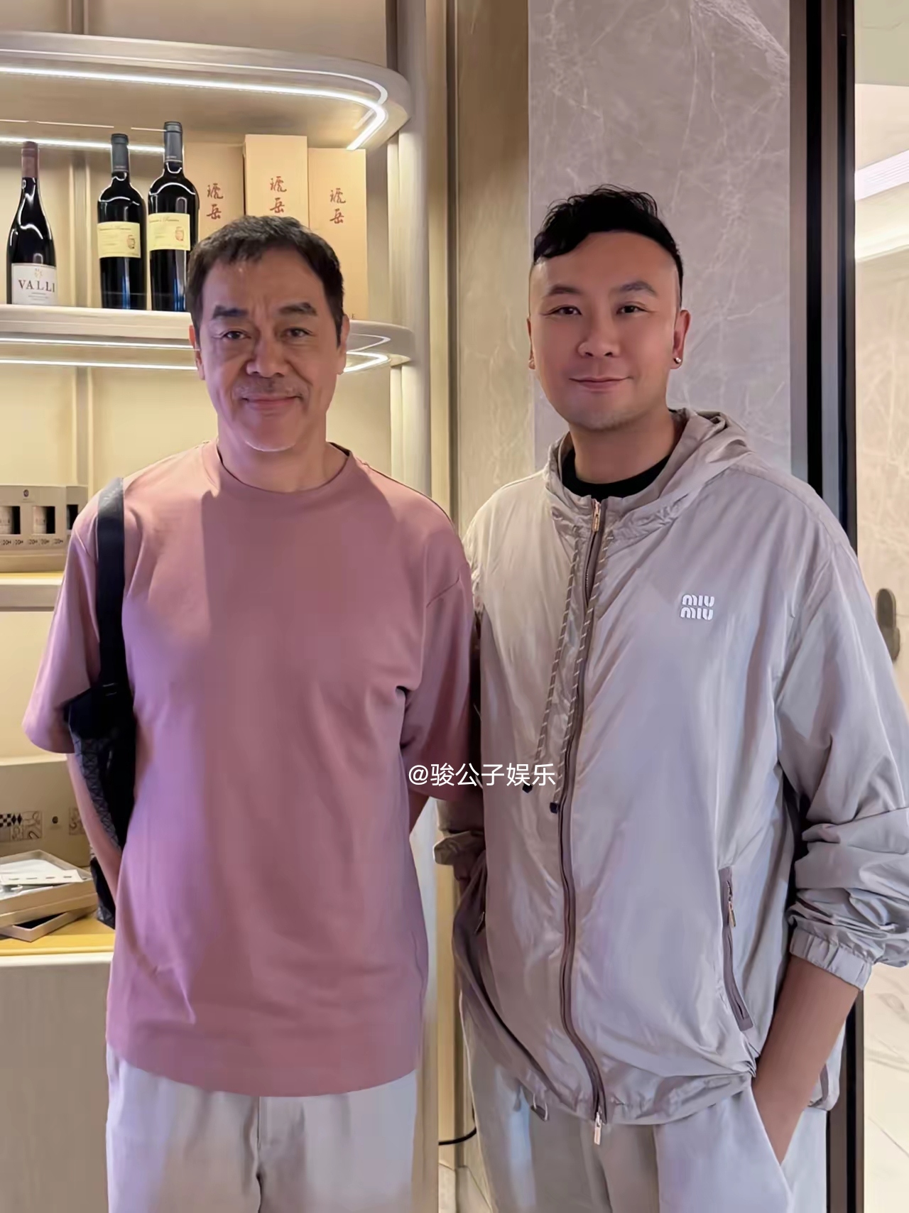 62岁演员刘青云在香港某高级餐厅被偶遇，他一身休闲服穿搭朴素大方，脸部皮肉松弛，年龄感明显，但身姿挺拔，气血充盈，尽显成熟男人的沉稳气场。