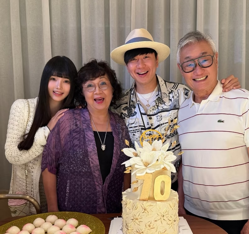 万万没想到，
林俊杰也变成了恋爱脑。

林俊杰多段恋爱，但是从没一段恋情像现在这么高调，七七毕业典礼他去参加，妈妈生日也带她参加，陪七七到处去旅游，经常被拍。

不过话又说回来了，这个七七真不简单，让林俊杰这样高调晒爱，JJ呀JJ，千万不要变成恋爱脑呀？😂