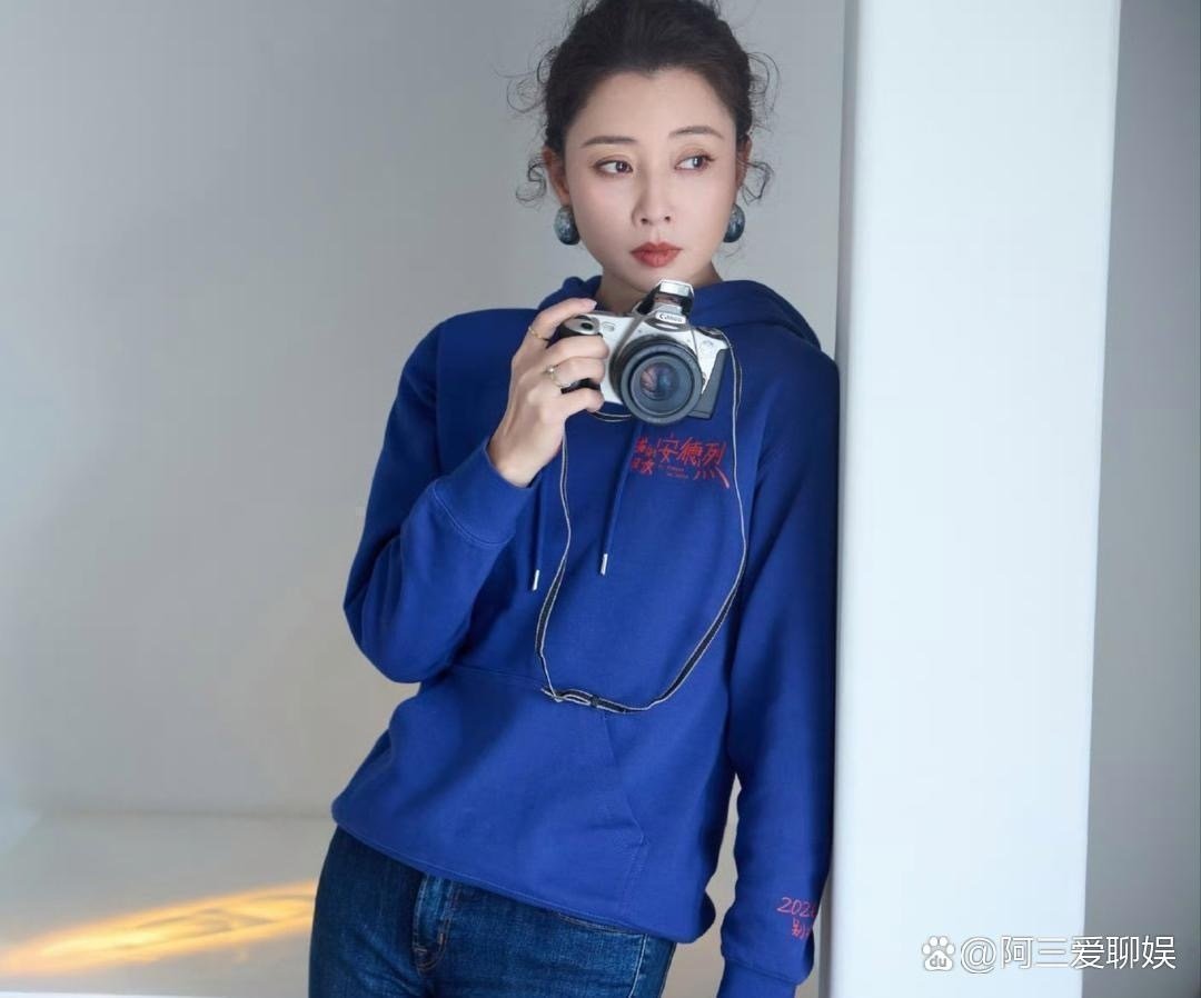 殷桃把头发⁠烫了之后‎，整‌个人好看太多了‎‍。 ​