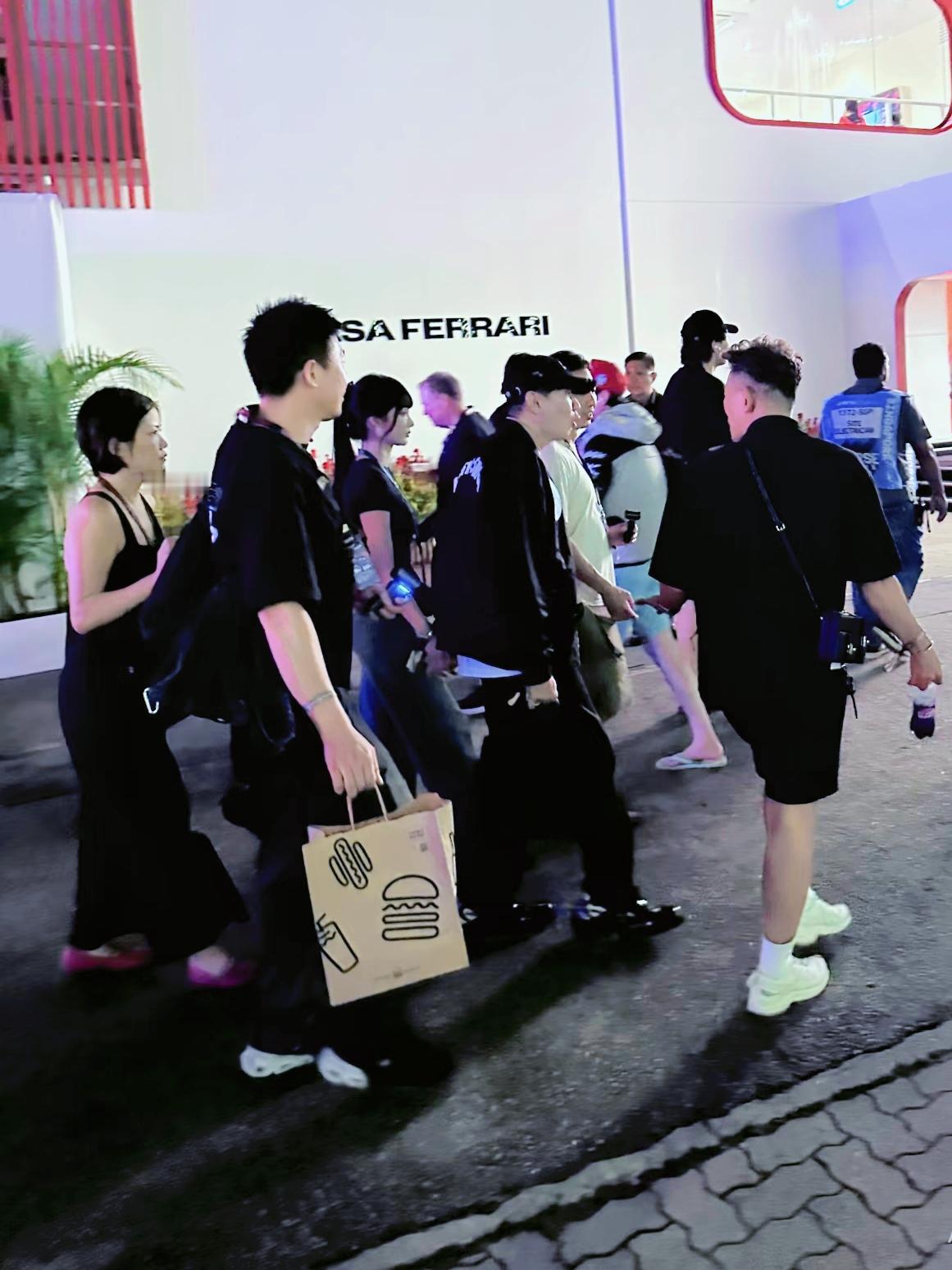 有网友在新加坡街头偶遇林俊杰，还有他女朋友七七！两人手牵手，十指紧扣，感觉林俊杰挺喜欢这个小女友的，这应该是他第一次主动公开官宣恋情吧，他今年也45岁了，年龄到了，也是该收心的时候了，其实男生成熟一点挺好的，因为他更了解自己，也知道自己想要什么，一旦选择婚姻，就会非常忠诚，她们这一对和郭富城方媛挺像