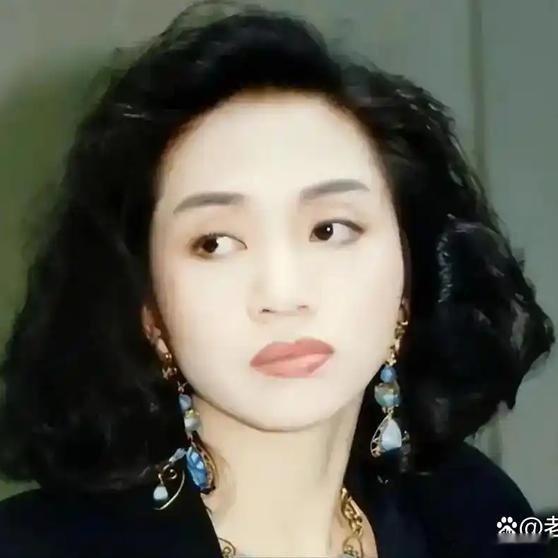 《1992年，梅艳芳被14K堂主掌掴并拒收百万支票；3天后堂主在医院遭枪杀；替她出头的“湾仔之虎”陈耀兴次年澳门遇害，两案至今悬而未破》1992年5月4日的深夜，九龙塘地区，位于一家名为“Take One”的卡拉OK包厢内，一记响亮的耳光狠狠地扇向了梅艳芳的面颊。行凶者，正是 ​