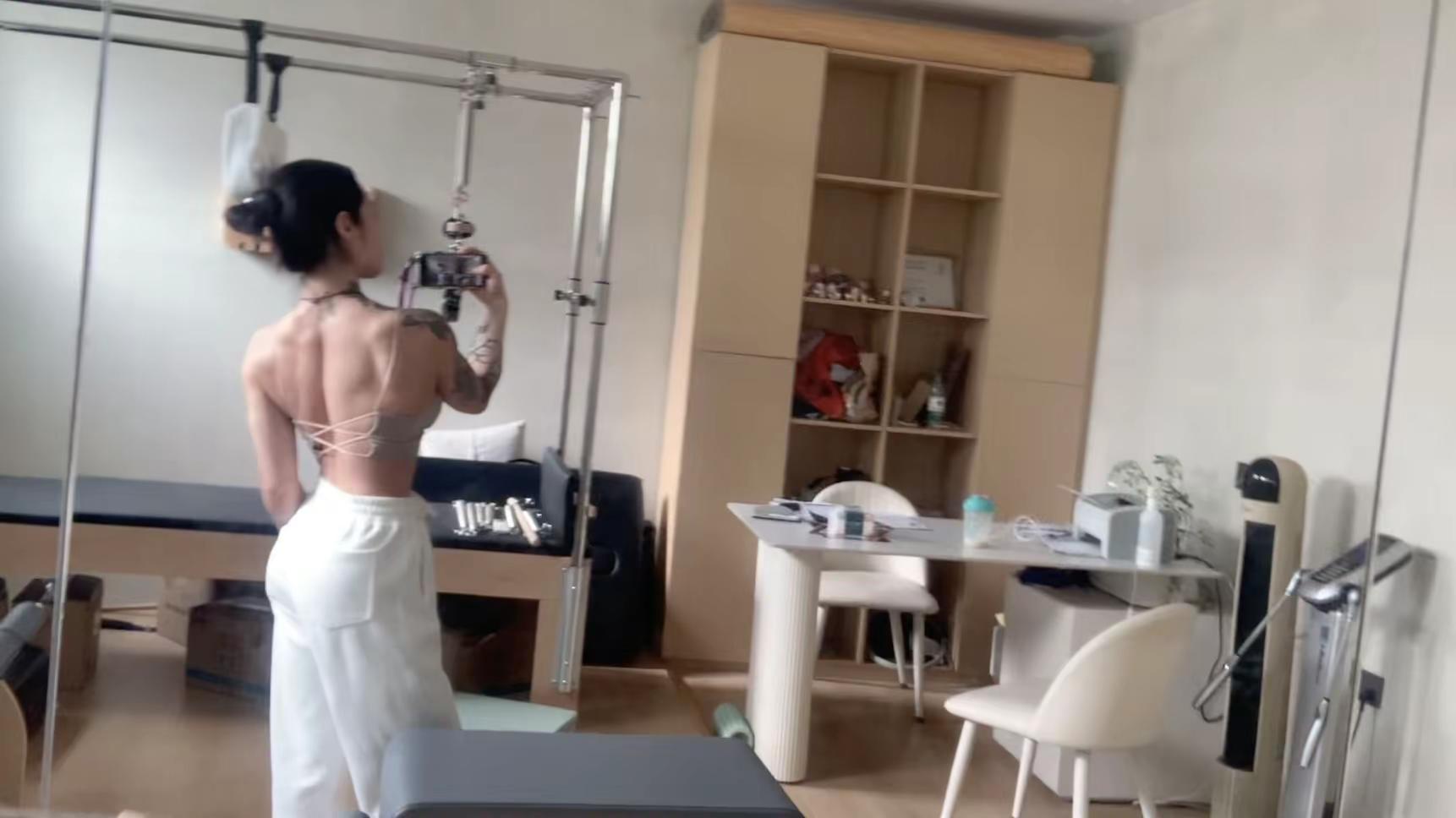 自此，她一次都没有回头。