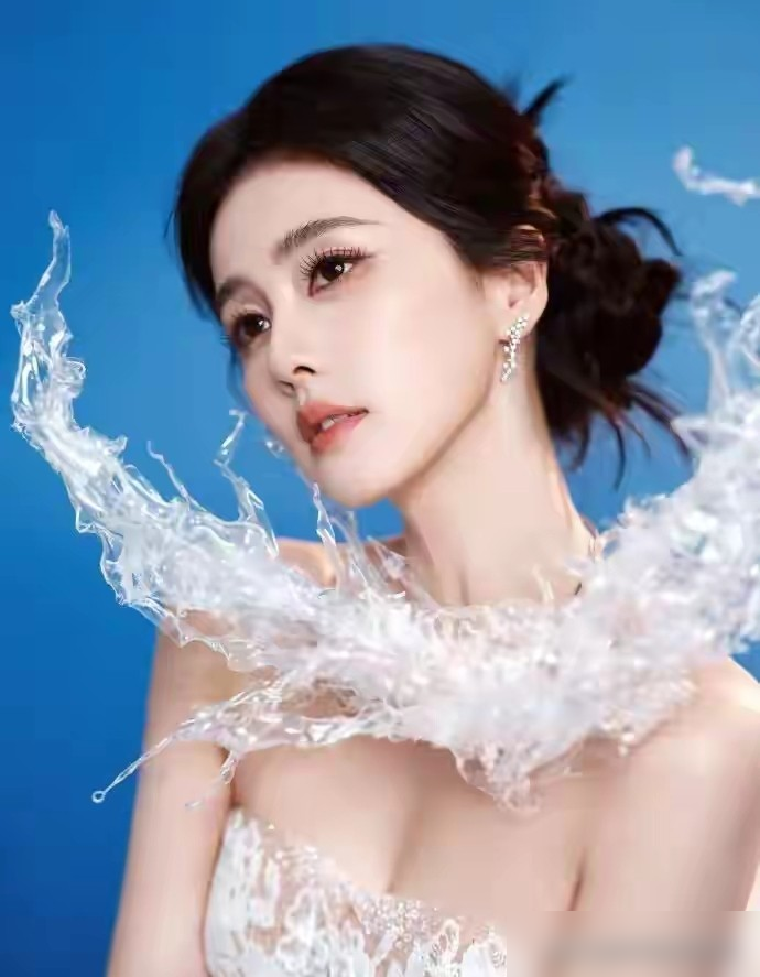 白鹿把欢娱十年的合同，直接清零了。
7月16日到期，不续，和平解约。转身自己独资干了个鹿妍文化，选戏、排档期，自己拍板。最狠的是，9月23日欢娱官宣《朝玉阶》，女主还是她，于正照样当制片人。
前脚解约，后脚接着合作。不是闹掰，是把打工换成了合伙人。于正说嫁女儿，白鹿说还是家人，但账怎么算，完全两