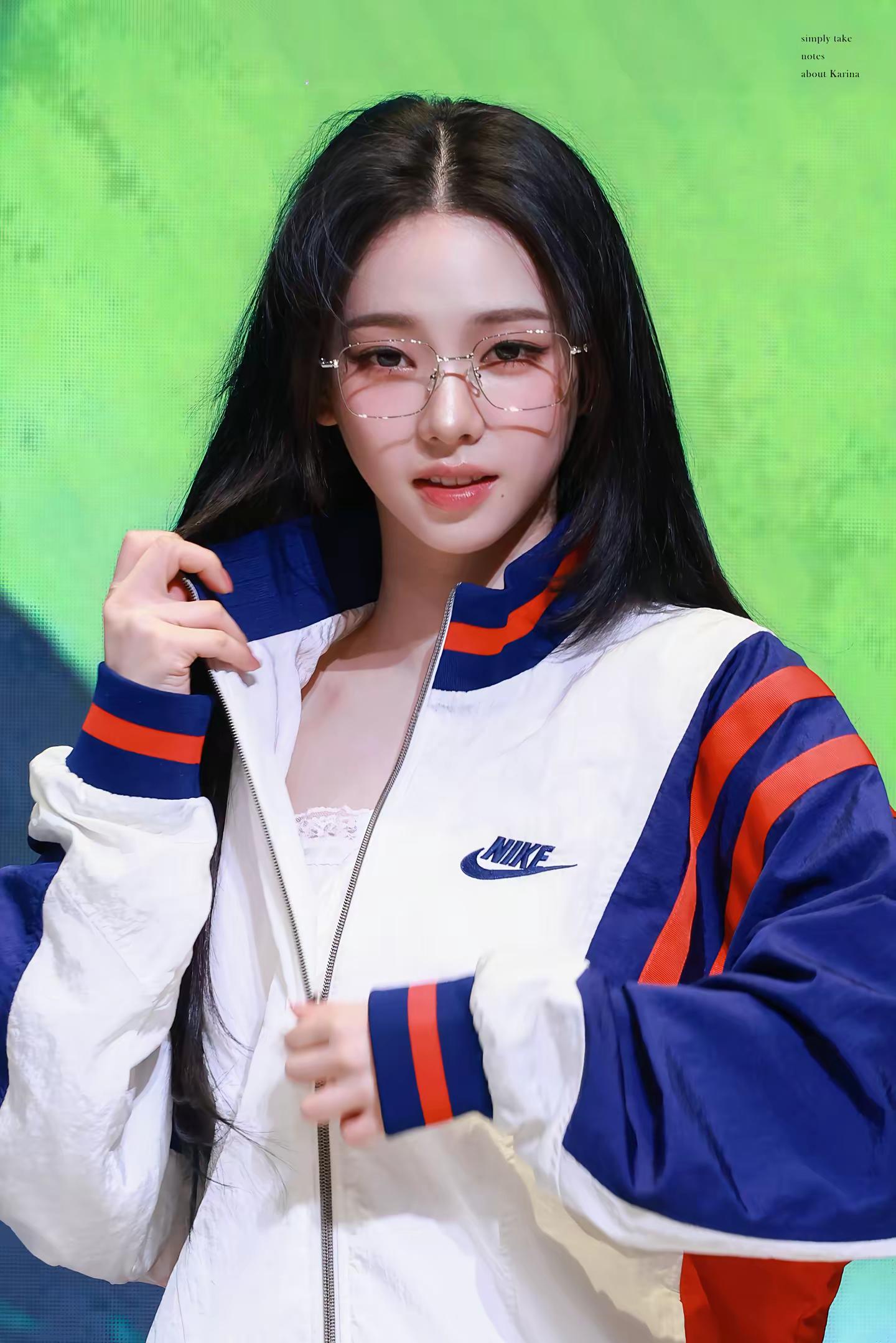 这张好像才是原作者的原图。不过我靠真的好好看，这件蓝白nike和赵雨凡那件Adidas简直异曲同工之妙，一天能看这张照片八百遍。智敏穿搭