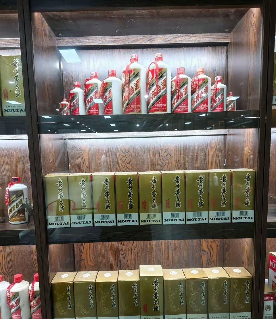 美股酒精饮料板块，在大消费整体市值中仅占4%；日股酒类板块占比5%。反观A+H市场，酒精饮料板块在大消费里的市值占比高达25%。同样是消费赛道，酒类板块的权重，中外市场差距超过5倍。
​​这个巨大的市值结构差异，值得深思。随着社会物资日益充裕，居民可选择的消费品类不断扩容，单一品类占据极高消 ​