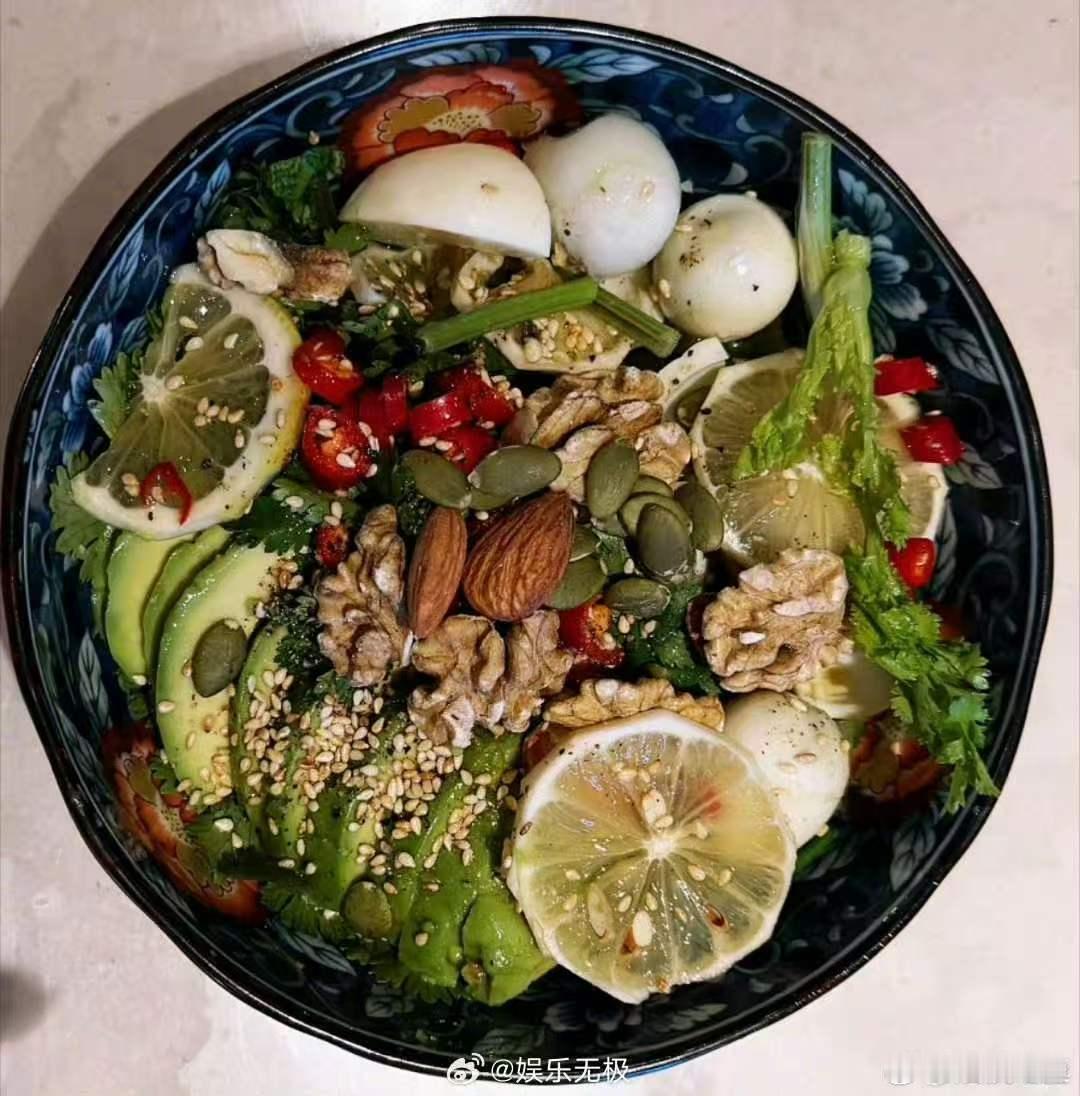 #姚琛用上了关晓彤同款蘸料# 看到姚琛吃关晓彤同款蘸料，感觉两人就像老朋友一样自然。晓彤的鼓励和姚琛的乖巧回应，把披荆斩棘的辛苦都化作了餐桌上的温暖，太有爱了 ​