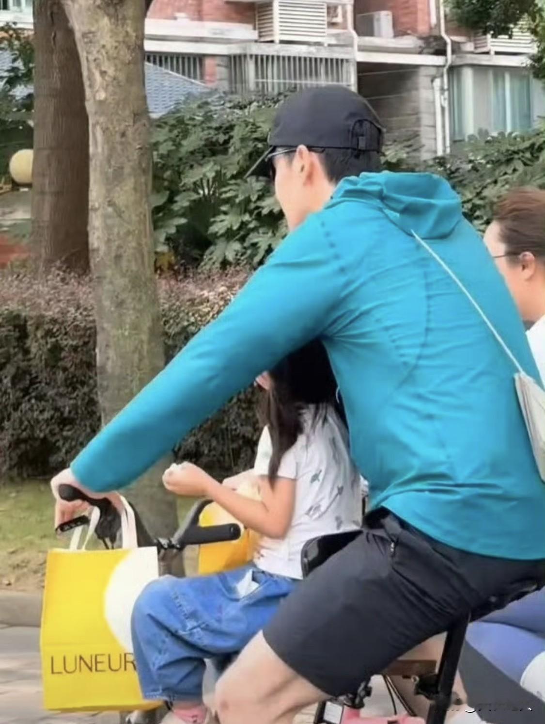 胡歌一家三口街头骑行，三岁女儿软萌出镜，低调日常尽显温柔烟火气
近日，有网友偶遇胡歌一家三口在上海街头骑行散心，罕见曝光的温馨日常，瞬间引发全网热议。向来低调护家的胡歌，极少公开家人近况，此次三岁女儿小茉莉的清晰近照首度大范围流出，温柔氛围感拉满。
画面中没有明星的光环与刻意排场，只有普通人的松弛幸