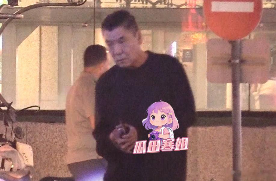 #屠洪刚严肃似有心事#屠洪刚这是怎么了？屠洪刚面戴墨镜身穿黑衣在街头抽烟，看起来十分有派头。抽完烟后，屠洪刚与朋友聊了几句便进入饭店。饭后，屠洪刚表情严肃从饭店走出，随后乘车离开。哥表情这么严肃是有什么心事吗？#屠洪刚# ​