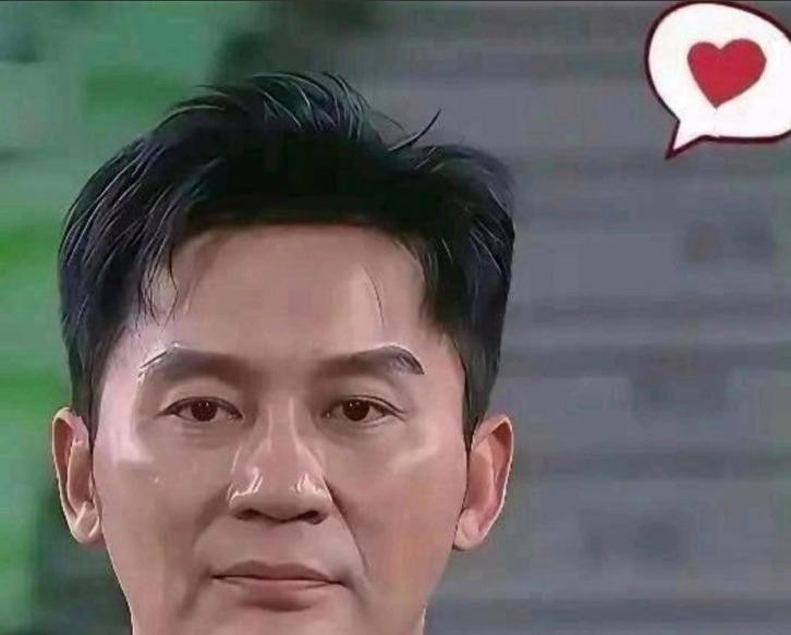 李晨快五十岁了还钉在跑男舞台上一待就是十四季，今年五一档他演的《消失的人》票房破了三个亿，可观众记住的仍是那个撕名牌的大黑牛。一边是年初的《战旗如画》和《六姊妹》里戏份有限的配角，一边是综艺里被年轻成员喊“老人家”的尴尬画面，他自己倒是看得很开，说“让他们自己解读吧”。一个靠《十七岁不哭》和《士兵突