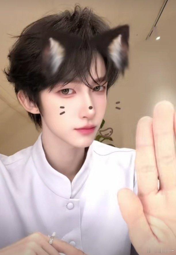 萌之萌之，直播也好萌#刘宇[超话]##刘宇##刘宇0824生日快乐# ​