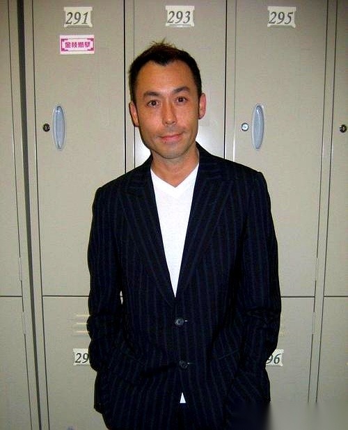 62岁的香港“鬼王”雷宇扬在广州因胃癌去世的消息传出，直接扯碎了此前网上一场沸沸扬扬的八卦狂欢。
就在几个月前，关于他和小21岁娇妻马荔“秘密离婚”的谣言，还在社交平台上发酵得有鼻子有眼。曾经做过广东台主持人、如今是短视频博主的马荔，账号毫无预兆地断更了。面对评论区满屏“是不是离了”的逼问，当事人硬