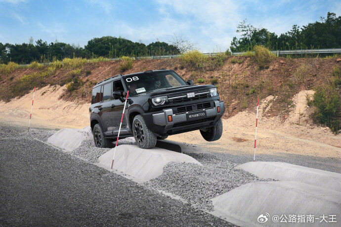 #银河战舰700限时焕新价16.98万起#  
价格有点狠，比指导价低了2万，要走量的节奏

三电机四驱，CLTC工况最高综合续航1770km，0-100km/h最快3.95秒，最大涉水深度800mm，支持应急漂浮脱困 ​