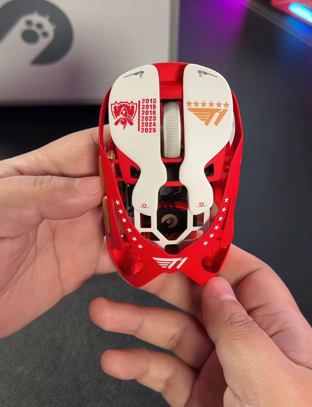 Faker粉丝自制的T1六星鼠标，好看是好看，但感觉设计差点意思，有很大的优化空