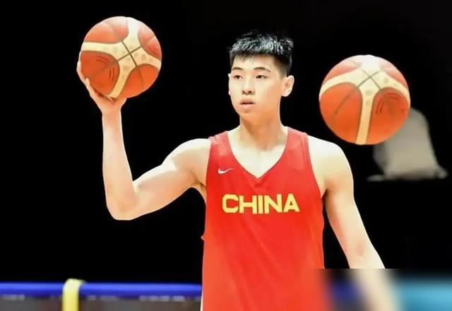 崔永熙程帅澎，居然同时落选中国男篮亚运会名单！
官方透了底，核心原因就是伤病没养好，不是什么战术排挤。
崔永熙大伤后横移没恢复，热身赛对阵塞尔维亚7投1中，状态远没达标。程帅澎脚踝旧伤恢复期未满，扛不住亚运会高强度对抗。
教练组选了状态更好的即战力，也算给两人做保护，避免二次受伤。
竞技体育