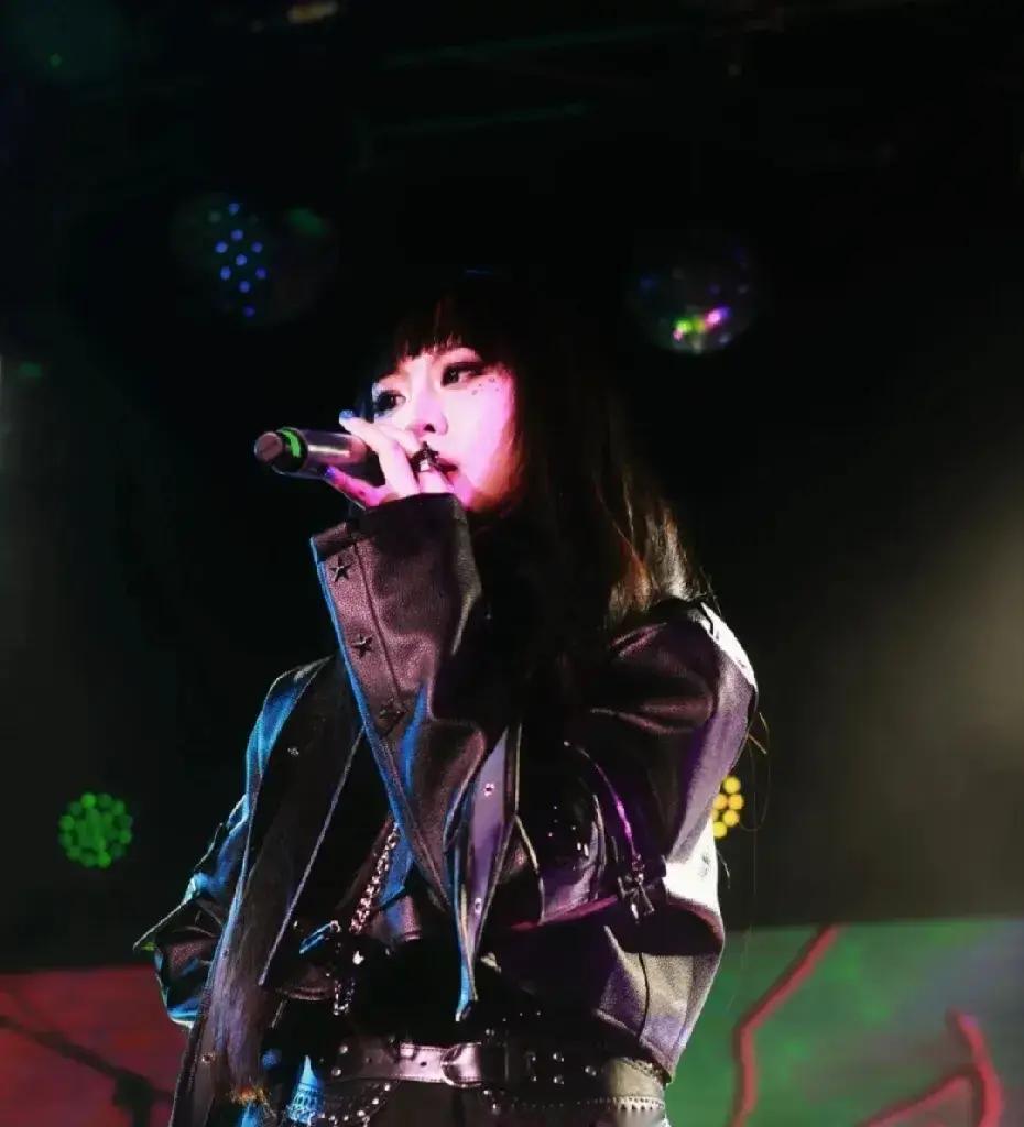 同样是窦唯的女儿，窦佳嫄的演唱会办完了，现场照片里一身黑夹克、留着长发，看着确实又酷又飒。
可台底下的现实，远没有台上聚光灯照着那么轻松。
同父不同命这句话，在她和窦靖童身上体现得太扎心了。姐姐一出道背后站着的是王菲和整个港台顶级圈子的资源，出道就是大牌护航；而妹妹这边，几乎全靠亲妈高原一个人在