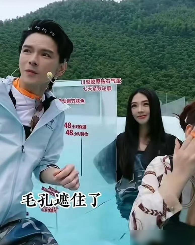 郭碧婷不播，向佐直接拉了个“假郭碧婷”站身后，全程不说话，就站着。
泳池直播，弹幕全炸了，集体认错。那姑娘黑长直，冷脸，大眼睛，乍一看就是本尊。热搜阅读量破亿。
姑娘自己出来说，不是向佐团队找的，是品牌方看她照片主动邀约，零酬劳。转头又传出话，说就是被拉去专门演郭碧婷引流。
真老婆不露面，找个