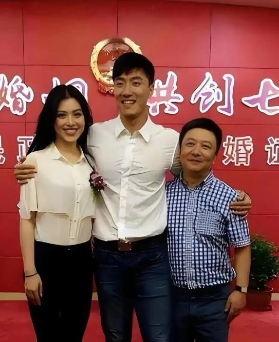 当年刘翔跟葛天的婚姻曾经引起过很大的轰动，这段感情刚开始的时候充满了甜蜜跟幸福。从这张照片里可以看出来，刘翔紧紧的抱住自己的妻子葛天，脸上挂着开心的笑容，姿势非常自然，亲密，在跟其他人一起拍照的时候总是把葛天拉到身边去保护她，好像要把她永远都留在自己的怀里一样。
从照片中可以感受到刘翔对于这段婚姻所