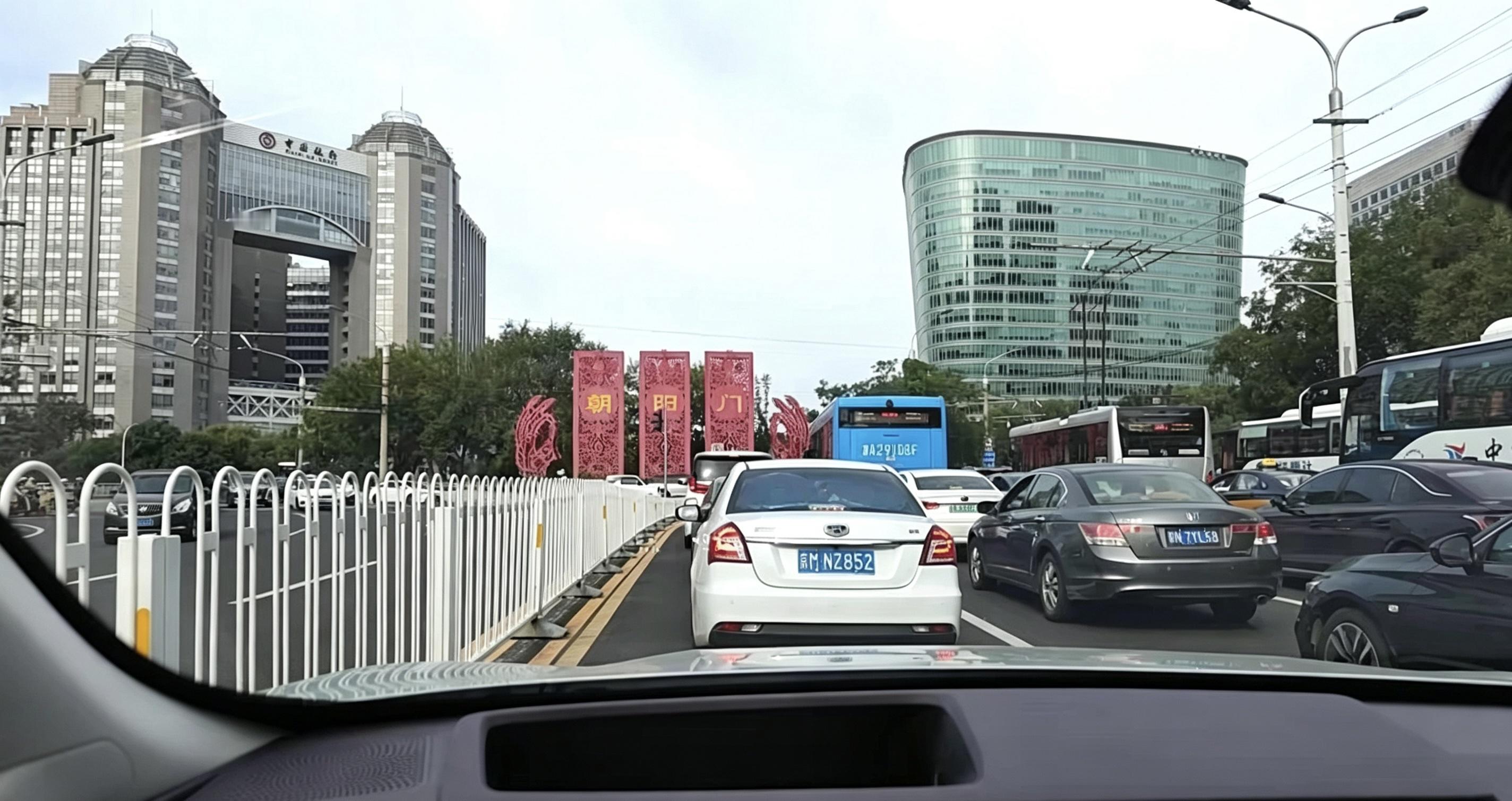 终于把心心念念的深蓝 S05 提回家，来交一份完整的提车作业！选车阶段对比了好几台同级别纯电 SUV，综合预算、家用需求，反复试驾之后，敲定了这台非激光版 S05。
去门店看实车第一眼就很有好感，整车外观简约耐看，没有过度夸张的设计，不管日常通勤还是全家出游，气质都很合适。坐进车内，第一感受就是空间