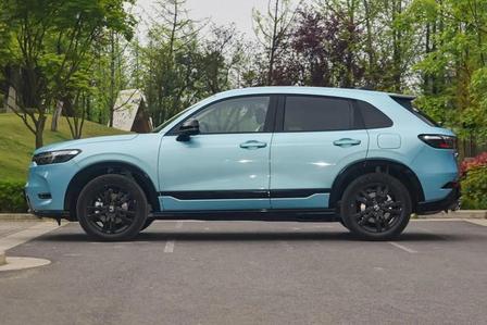 -V向上生活以HR-V之名，奔赴向上生活与更大世界 当城市的晨光掠过车...