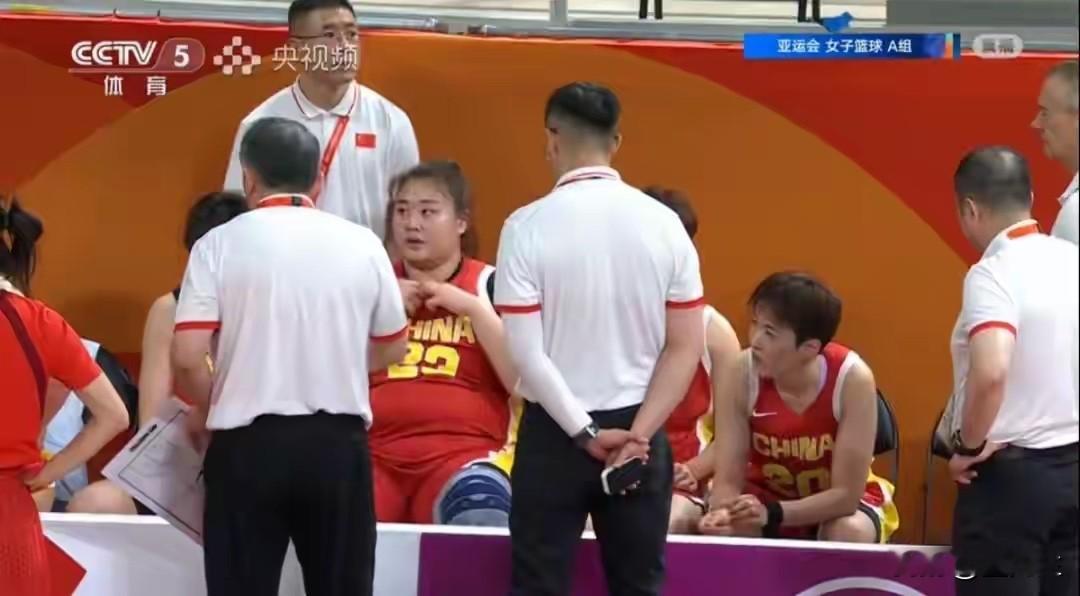 中国女篮亚运会首场，大胜泰国女篮！

突然看到有某位知名篮球评论员说：
泰国女篮来的都是四队，主力没来？

我倒想问问？你们想干嘛？你们想说啥？
过于愤怒的话，对这个脸皮厚的人来说，
没用！

这群人，尤其是自称为专业篮球评论员的，
整天大喊大叫：
中国篮球跟不上现代篮球？
什么是现代篮球？
按照他