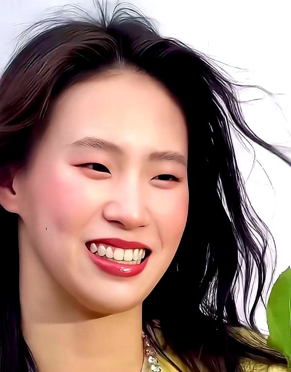 陈芋汐从跳台到封面女郎的跨界之美，满满的青春气息。这可不只是拍几张好看...