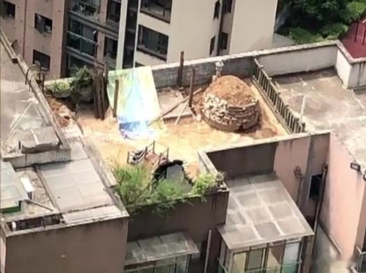 【成都女子买二手顶楼单位8年，惊觉天台有座土坟，警方挖出7岁男童尸骨】四川成都一名女业主于2017年购入一套7楼顶层二手房，八年来一直用作出租。直到今年10月4日，她惊悉自家客厅正上方的天台竟有一座隐藏土坟，警方接报到场开挖，赫然挖出部分人类尸骨，证实属于一名已故男童。

买房最怕遇上“凶宅 ​