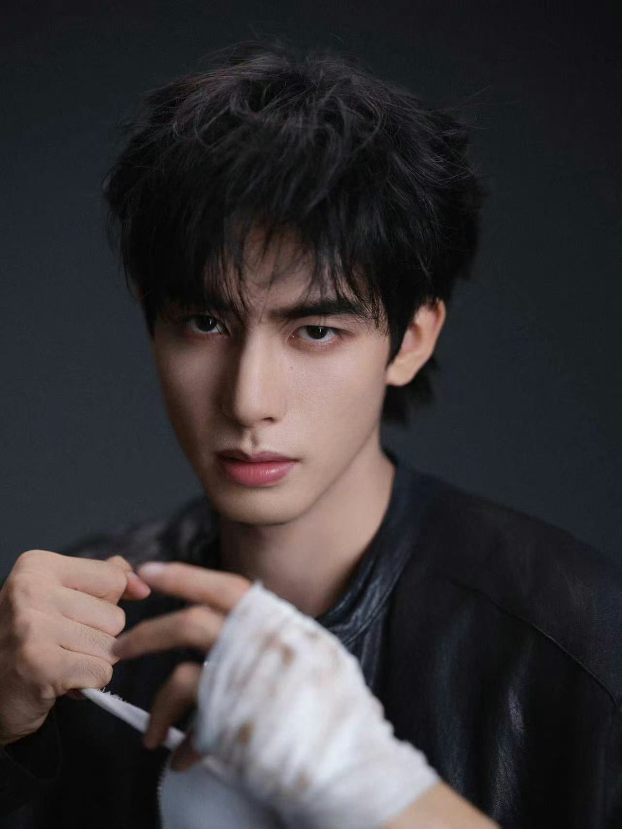 宋威龙就这样又一组神图诞生了❤️‍🩹 ​​​绷带造型太绝，破碎感拉满了
