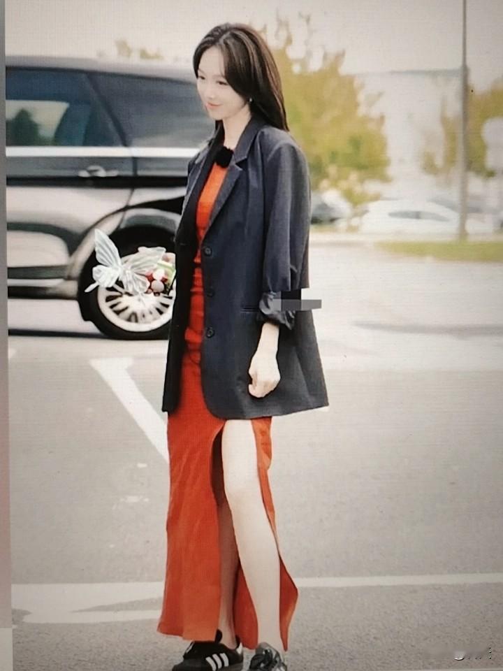 反差比较大，但都是真实的姜妍，无论那个场合，姜妍穿搭都会让你看到她对生活的细心打理。