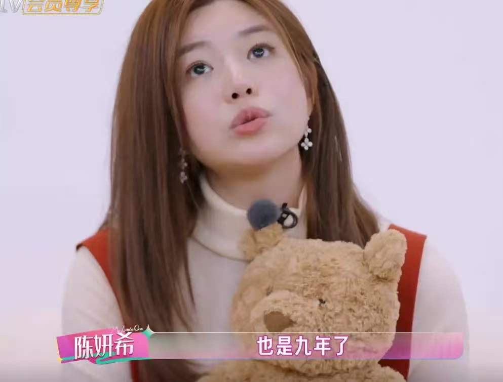 陈妍希透露和家人的相处模式，透露她的人品和性格
陈妍希参加了一档综艺节目节目，在节目中我们来到了她在北京的家，家很温馨，处处充满着干净和整洁，也充满了烟火气。看得出她和儿子的生活很充实呢。
家里很整洁是因为有一个阿姨帮助她打扫卫生，跟随了她九年的时间，私下的她应该很好相处，毕竟和她朝夕相处九年，另外