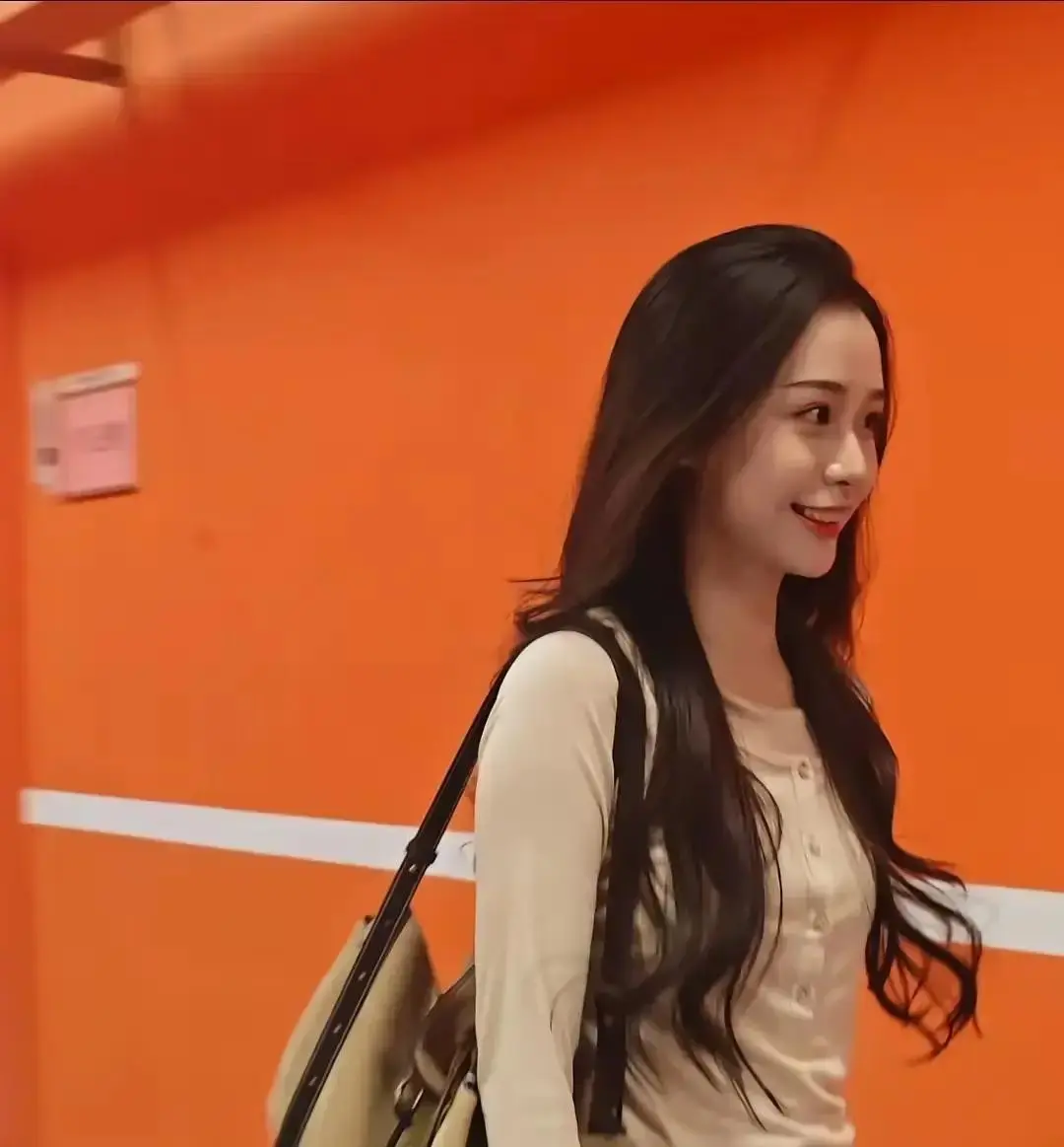 中秋晚会偶遇王晓慧！真人好甜好温柔啊，她怎么比淑柔还淑柔。
之前刷《给阿嬷的情书》就被淑柔的韧劲戳中，这次在湖南卫视后台通道撞见她，穿件软乎乎的燕麦色上衣，正低头跟身边工作人员核对道具细节，连说话声音都轻轻的。
当晚她和王彦桐、张远合作的情景歌舞直接看哭，舞台补上了电影里淑柔和木生没说出口的“我好看