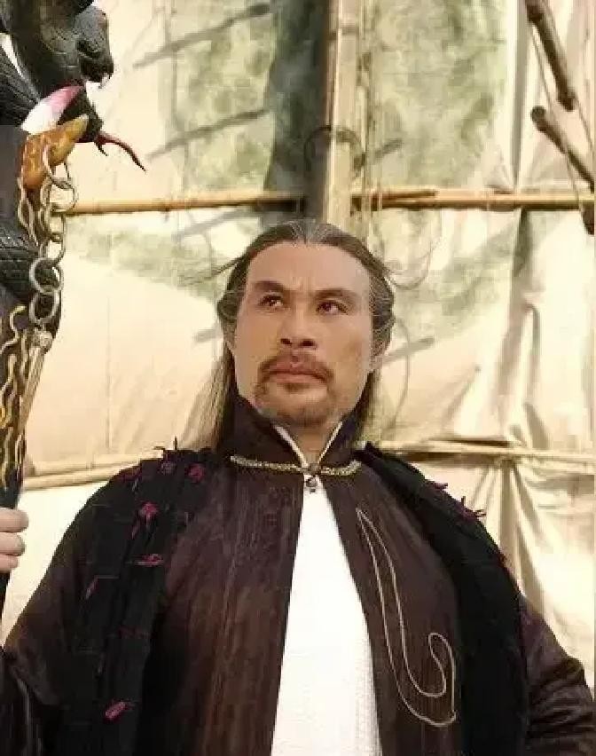 欧阳锋的白驼山在哪里？


上世纪八十年代，我在县中学教地理。刚讲完亚洲山脉，学生李胜利拿一本翻烂的《射雕英雄传》堵在讲台边，问欧阳锋的老家白驼山到底在哪。

我说在西域。他追问，西域哪一块。我一下答不上来。

下课后我翻地图。一页页看过去，山名密密麻麻，没有白驼山。我又翻《辞海》，也没有。

第二