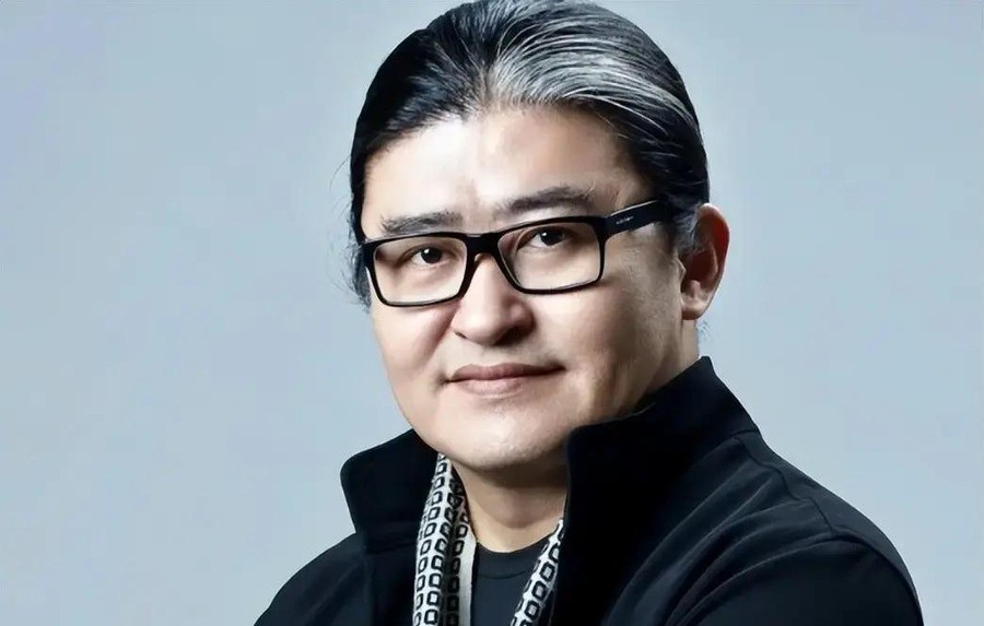 刘欢去世当天，那英工作室发“欢哥”，庾澄庆发“刘欢老师”，林志炫发“刘欢大哥”，一个被骂了两年“卖惨”的63岁女人发了不到五十个字，末尾一句“欢儿，一路走好”，24小时热搜第一。
2026年9月25日，刘欢在上海病逝，63岁。半个娱乐圈都在发悼文，措辞规规矩矩，敬称一个比一个标准。韦唯是9月26日下