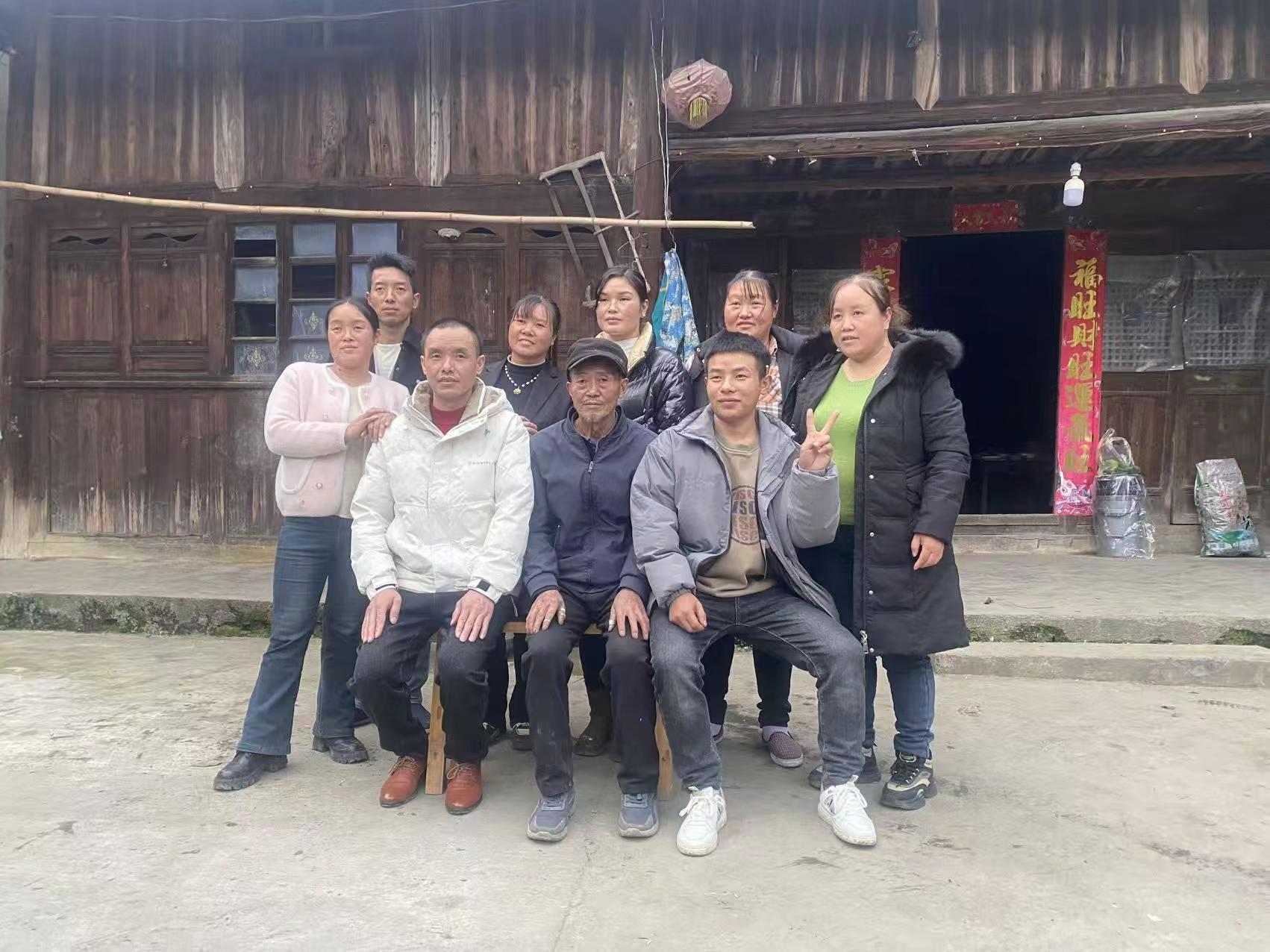 <p>兄弟姐妹情深 <!--{img:0}--><!--{img:1}...