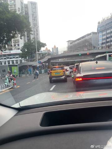 咱要不管管市桥这个路口吧，插队就算了，一堆车都不管直行左传的问题了，广...