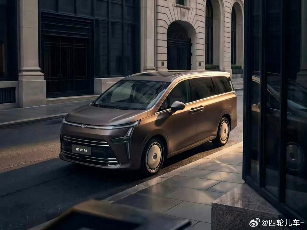 #汽车[超话]#  五菱新车配大饼轮毂，我惊了。五菱全新MPV星光M官图亮相，配大饼轮毂，商务气息浓郁，气场十足。
车身长宽高为5150/1920/1820mm，轴距3000mm，和标杆车型别克GL8仅在长度短一些，能否成为平替？拭目以待～#五菱星光m##别克gl8# ​