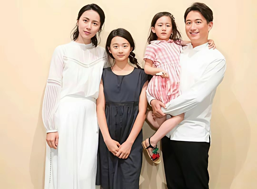 2017年，黄磊老婆孙莉生三胎时，和郭富城在同一家医院，郭富城定的是4天3夜的头等产房，价格9万元，而孙莉住的是VIP总统套房，十几个人服侍，花费百万元，可生下儿子后，黄磊却直言不高兴！
黄磊这几年事业越来越好，几乎霸屏很多综艺节目，年收入2亿多，孙莉可以什么都不用干，专心带孩子，家里还有保 ​