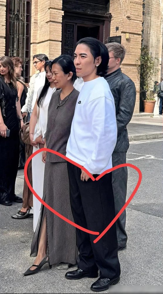 萧敬腾老婆素颜出门，他全程牵着没松手。镜头怼脸拍，林有慧连眉毛都没画，头发随便一扎，眼皮还有点肿。
搁别的明星夫妻，这画面得炸。搁他俩身上，评论区清一色：这才是真过日子的。
俩人从经纪人和艺人，熬成两口子。2023年领证，2024年办婚礼，到现在出门还跟热恋似的。萧敬腾陪她配眼镜、打网球、深夜蹲