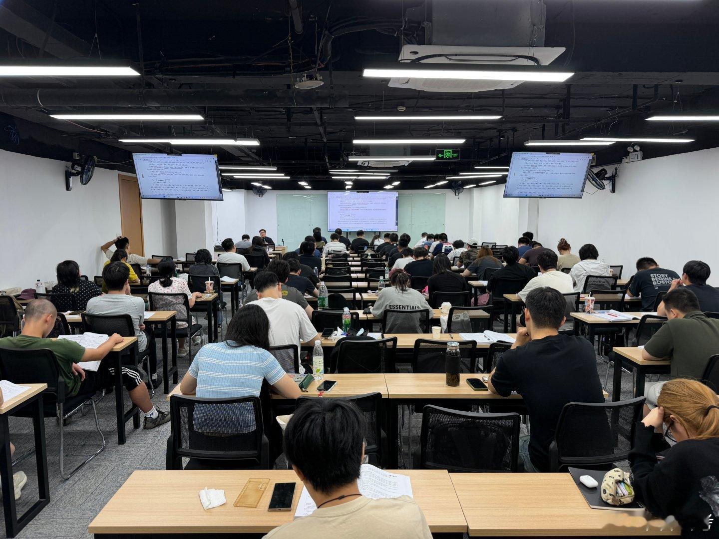 8月24日，2027年上海公务员警察专业课（一期）在华智公考徐汇学习中心率先开课～国庆期间六大专业课二期班正式开课～

如需更多咨询或申请就近试听，请联系华智公考王老师18917394488（手机微信同号）
 #华智公考现场实拍##上海公务员考试[超话]##华智公考# ​