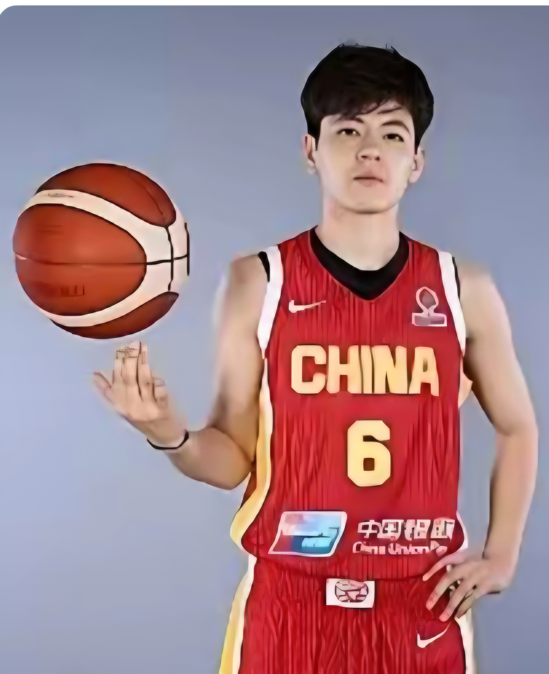 杨舒予的父亲叫杨飞鹏，曾是国青足球队后卫，出身体育世家，是姐妹二人的体育启蒙老师。为支持女儿打球，举家从云南迁居广州，默默陪伴杨力维、杨舒予走上篮球道路，2025年因病离世，享年59岁。