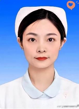护士名叫陈佳佳，在贵州茅台医院影像科上班，今年才30岁。2025年8月4日下午，她正在岗位上，突然头痛、呕吐，趴在工作台，想稍微歇一会儿。同事赶紧把她送去做CT，结果查出脑出血，立刻安排开颅手术，可惜尽力抢救之后，人还是没能救回来。
 
她一个人带着8岁的儿子，在这家医院扎了八年针。出事那天中午，她