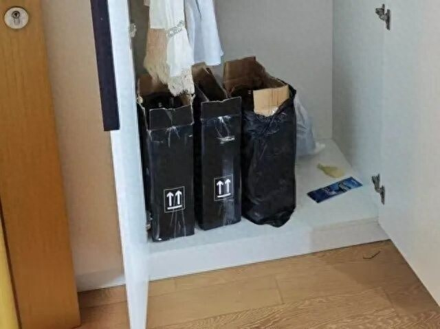 杭州“00后”姑娘清早举报男友！“请你们让他不要再继续了......”民警随后在男子家中搜出5罐“笑气”

2026年9月1日一大早，杭州西湖公安分局翠苑派出所接到了一通特殊的报警电话，报警人是一名00后女生杨女士。

杨女士拨通报警电话时情绪十分纠结，一边是相恋的男友，一边是男友触碰的危险行为，反